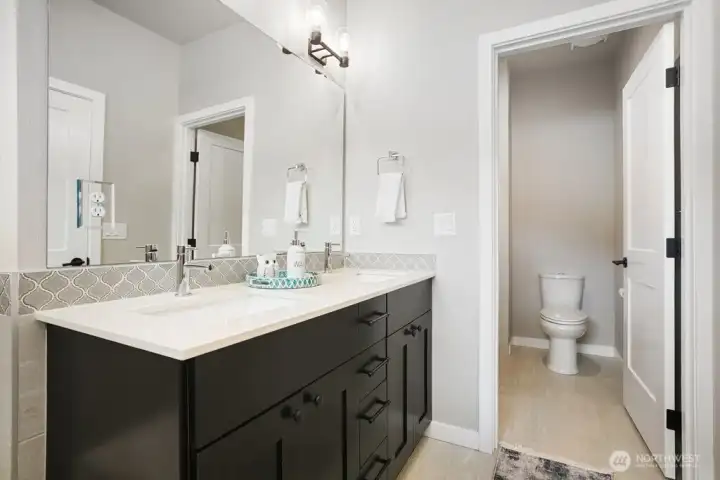 Another pic of the deluxe master bath!
