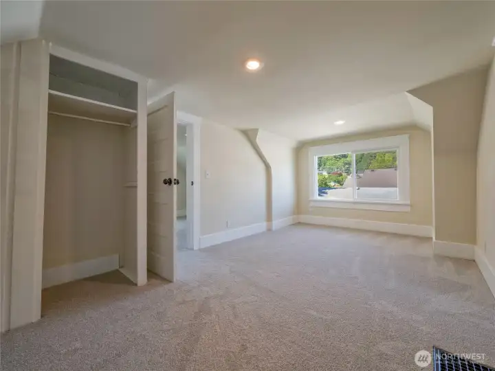 Bonus room (possible 4th bedroom)