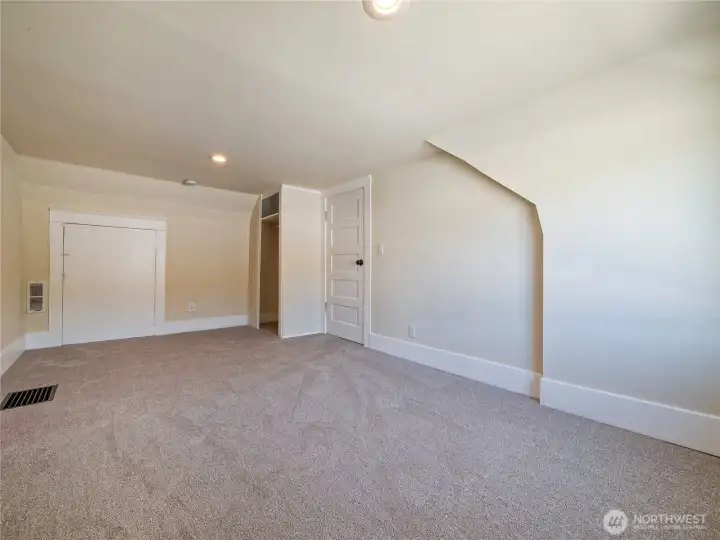 Bonus room (possible 4th bedroom)