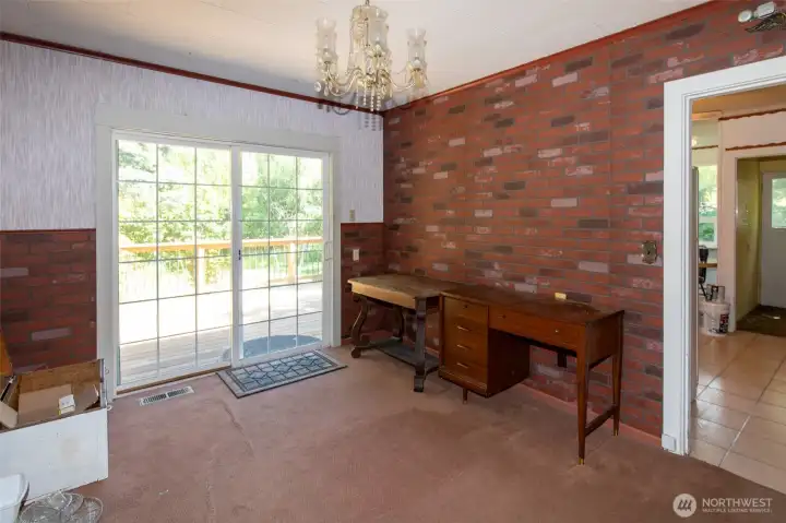 Owner used this room as an office Owner used this room as an office