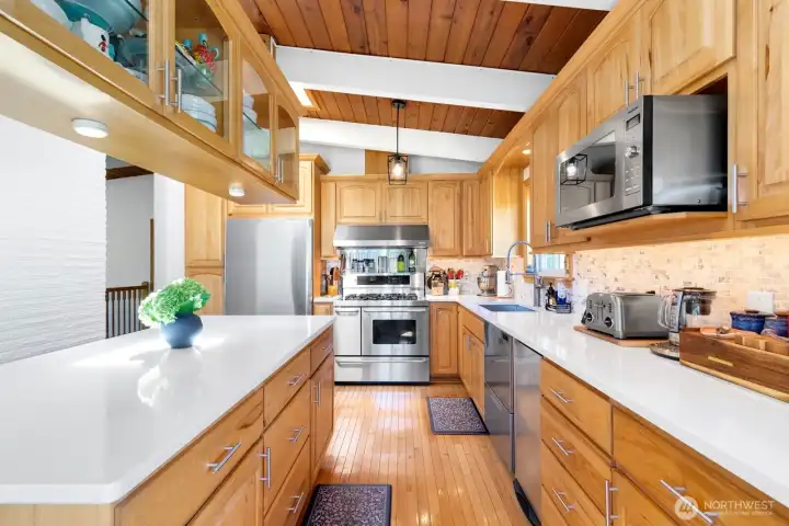 Fresh new counters and backsplash, and modern stainless steel appliances. Fresh new counters and backsplash, and modern stainless steel appliances.