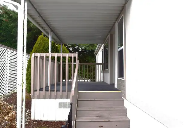 Covered porch to main entrance