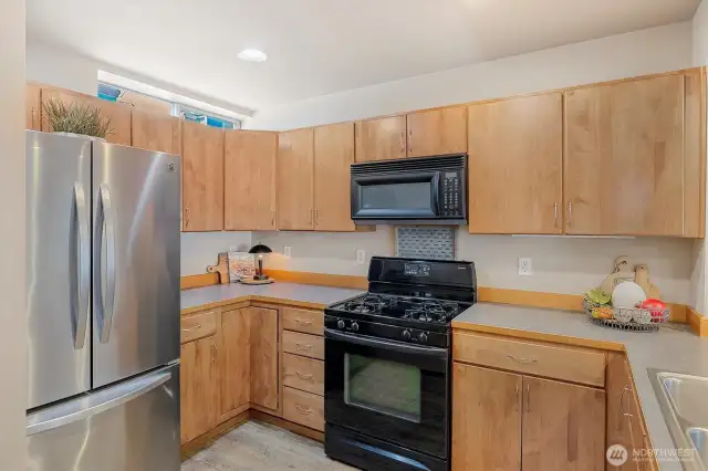 Kitchen w/ gas stove & stainless steel applicances