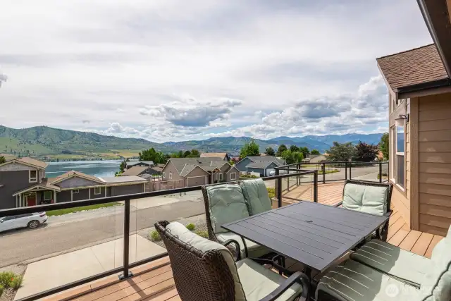 Large deck great for entertaining
