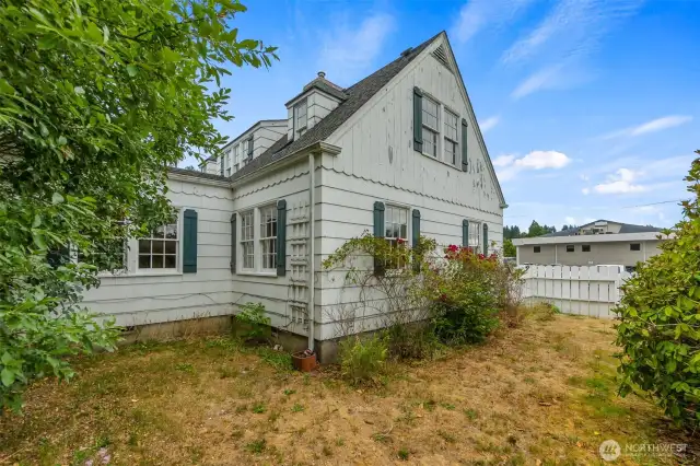 Spacious side yard
