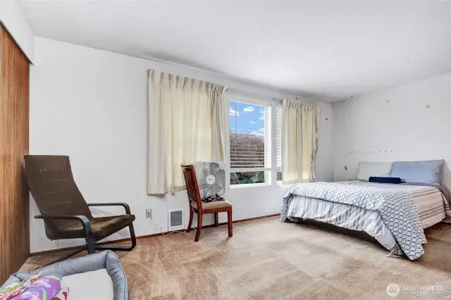 Second upstairs bedroom