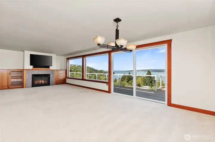 dining/Living slider to very large front deck