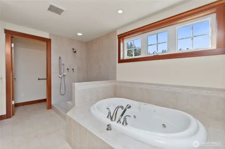 Primary 5 pc bath with jetted tub