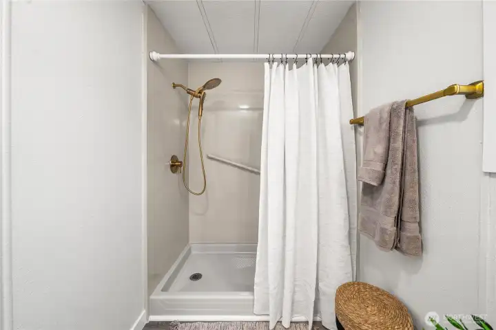 Enjoy the convenience of the walk-in shower w/NEW detachable shower wand.