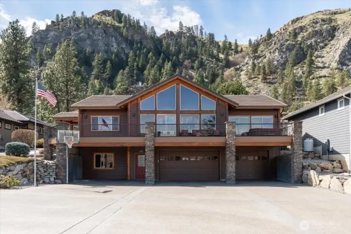 Welcome to 15320 Lakeview Street in Entiat, WA.