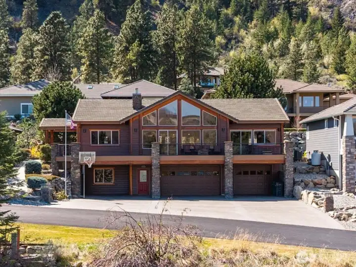 Gorgeous curb-appeal.