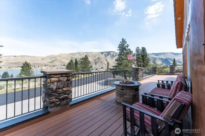 Front deck that overlooks the Columbia River.