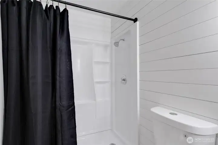 Tub abd shower in full bath Tub abd shower in full bath
