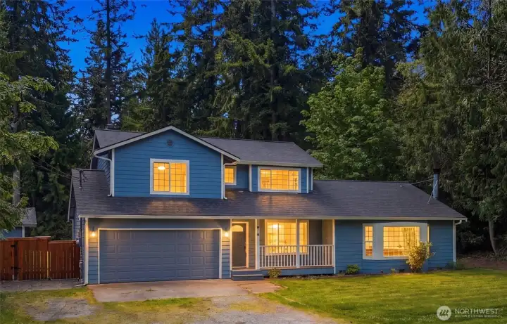 Welcome home! 3 bed, 2.5 bath, huge living room & bonus room on 16,000 sq ft lot