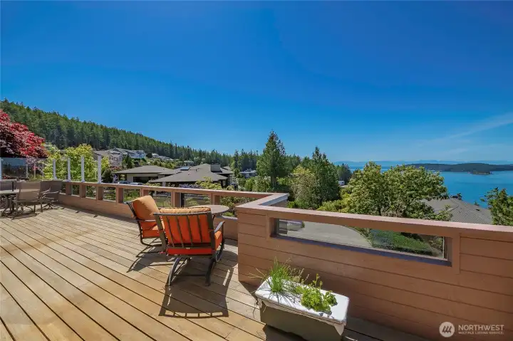 LOTS of deck! LOTS of deck!
