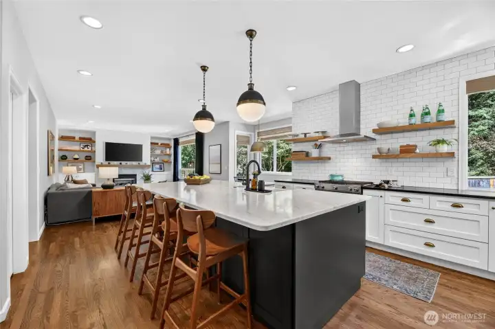 Incredible Chef's Kitchen w/ Walk-in Pantry & Butler's Pantry Incredible Chef's Kitchen w/ Walk-in Pantry & Butler's Pantry