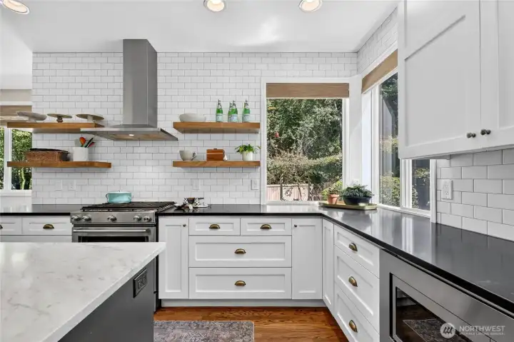 Incredible Chef's Kitchen w/ Walk-in Pantry & Butler's Pantry Incredible Chef's Kitchen w/ Walk-in Pantry & Butler's Pantry