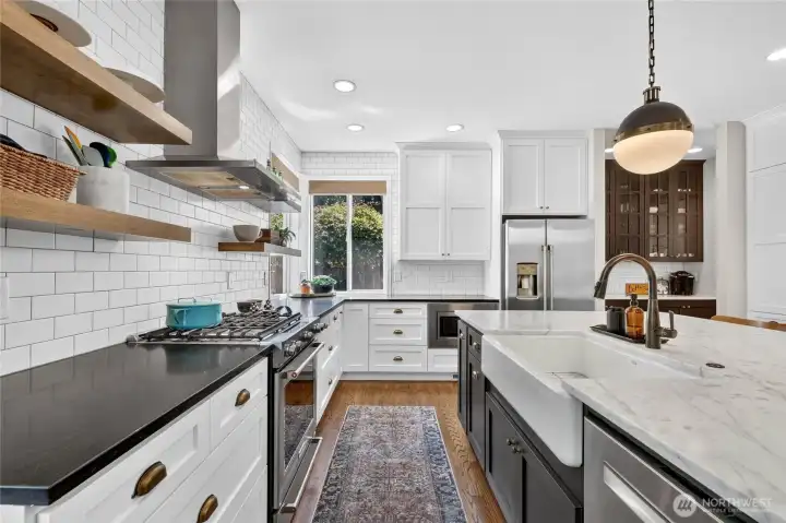 Incredible Chef's Kitchen w/ Walk-in Pantry & Butler's Pantry Incredible Chef's Kitchen w/ Walk-in Pantry & Butler's Pantry