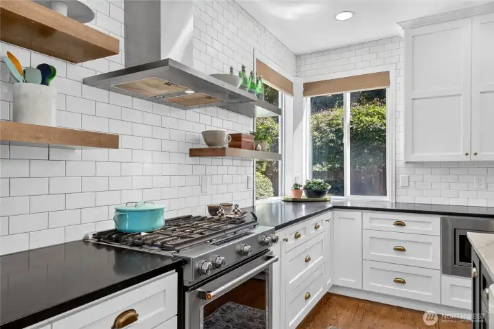 Incredible Chef's Kitchen w/ Walk-in Pantry & Butler's Pantry Incredible Chef's Kitchen w/ Walk-in Pantry & Butler's Pantry