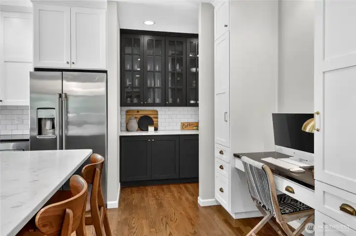 Incredible Chef's Kitchen w/ Walk-in Pantry & Butler's Pantry Incredible Chef's Kitchen w/ Walk-in Pantry & Butler's Pantry