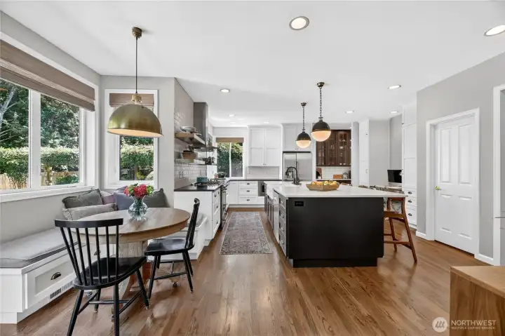 Eat-in Kitchen w/ built-in seating Eat-in Kitchen w/ built-in seating