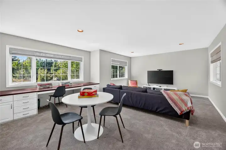 Huge Bonus w/ Closet Huge Bonus w/ Closet