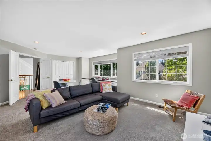 Huge Bonus w/ Closet Huge Bonus w/ Closet