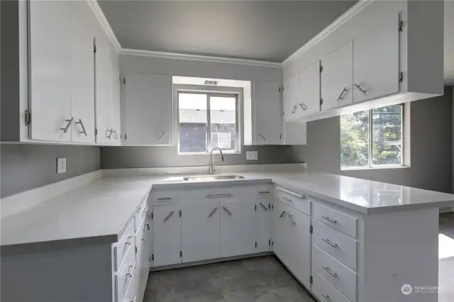 Remodeled Kitchen w/ Quartz Counters