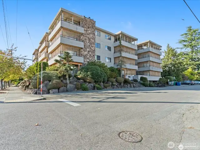 Awesome location walkable to groceries, parks, dining, and transit. Head to your favorite spots in nearby Ballard, Greenwood, Fremont, and beyond with ease.