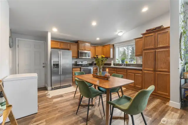 eat-in kitchen