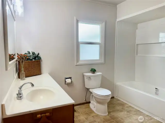 Spacious Full Bath