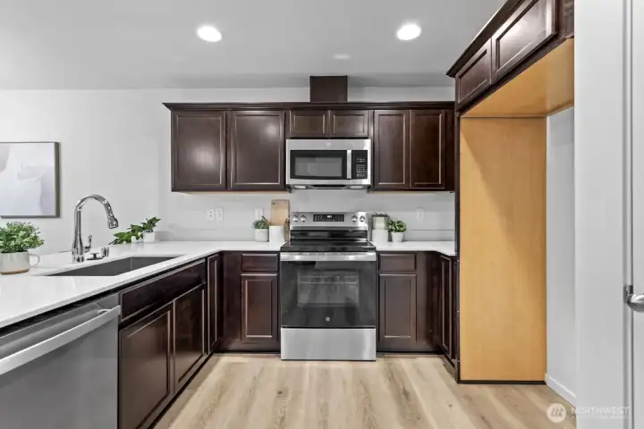 Photographs are for illustrative purposes only. Features, finishes, interior/exterior colors, landscaping and floorplan shown may vary from actual homes built.