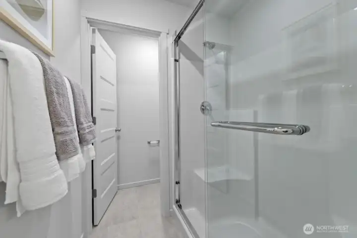 Photographs are for illustrative purposes only. Features, finishes, interior/exterior colors, landscaping and floorplan shown may vary from actual homes built.