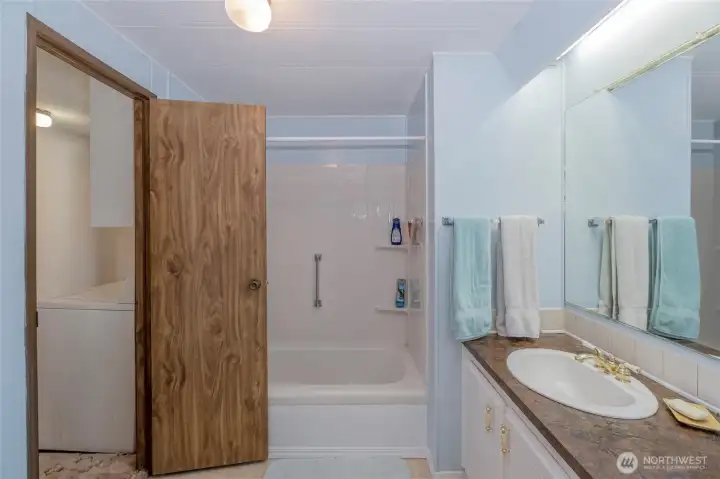 Bath with double entrance