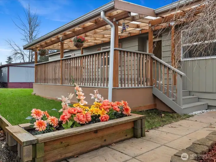 Beautifully maintained landscaping.