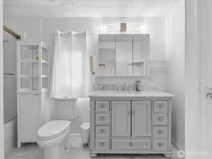 Ensuite Full Bathroom off Primary Bedroom