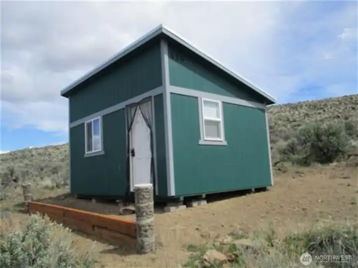 view closet to the driveway