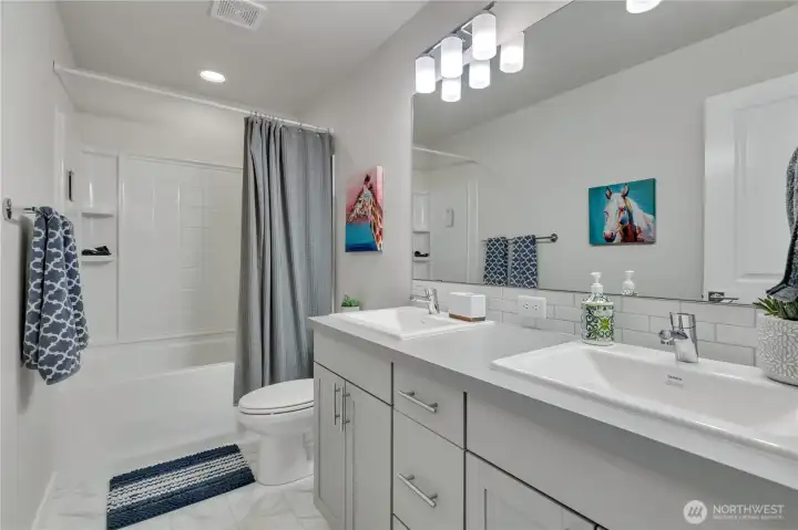 Another upstairs full bath ~