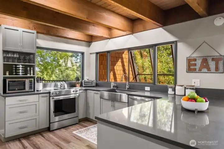 This beautifully designed and well-equipped kitchen is perfect for hosting wonderful and memorable dinner parties, offering an exceptional space for creating exquisite culinary experiences and delightful gatherings with family and friends.
