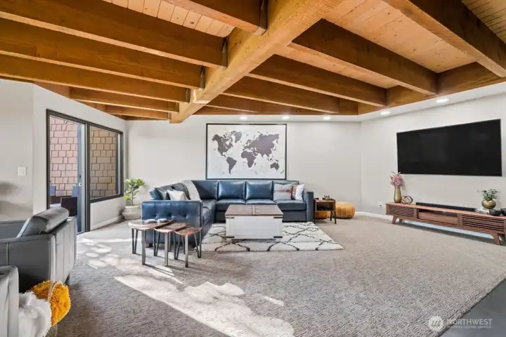 Cozy up to watch a game or just relax in this inviting space. This room is perfect for entertaining or simply unwinding after a long day. The comfortable furnishings and warm lighting create a welcoming atmosphere, ideal for creating lasting memories with loved ones.