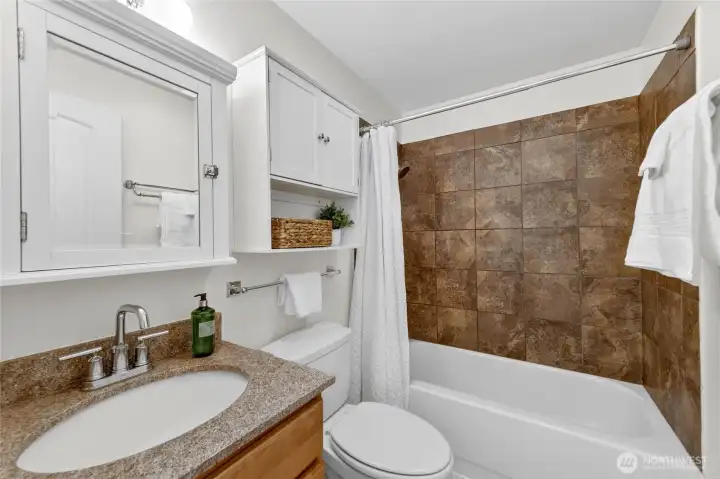 Front Unit Full Bath Front Unit Full Bath