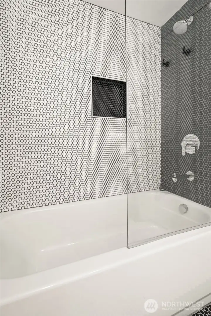 Love the B/W color-blocked tile job!