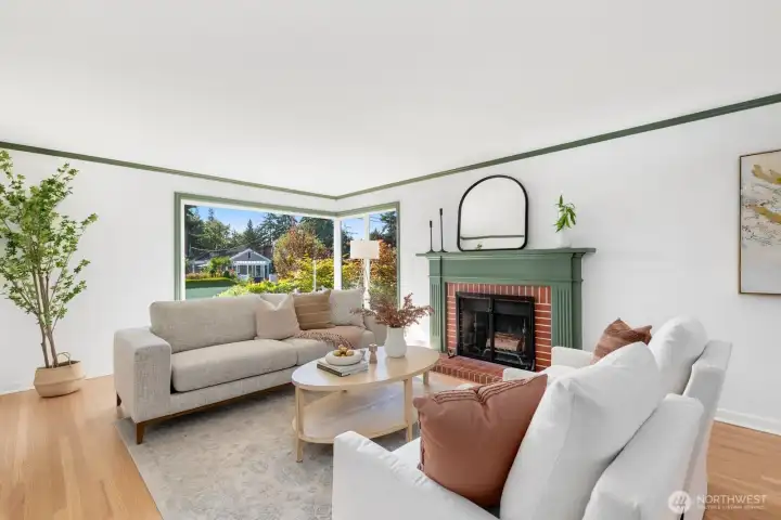 The corner windows throughout this home bring in SO much light! The corner windows throughout this home bring in SO much light!
