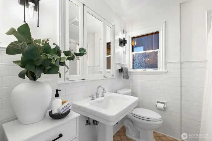 Full bath on main has been tastefully updated. It's darling! Full bath on main has been tastefully updated. It's darling!