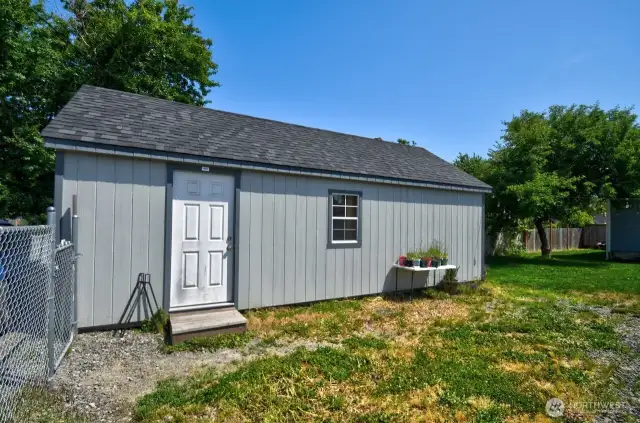 Detached garage w/ 220A power that would make a great hobby room!