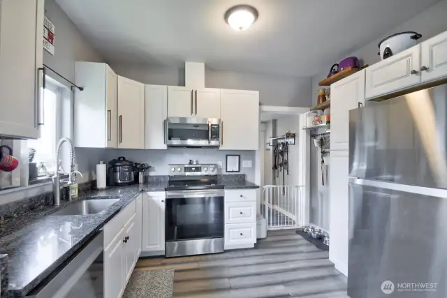 Kitchen w/ SS appliances included