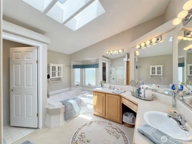 Ensuite- soaker jetted tub
