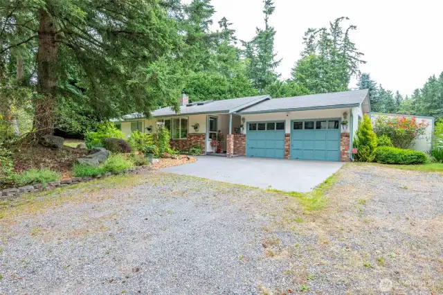 This lovely and spacious single story home is located on just under 2.5 sunny acres in a private setting. Close to beaches and parks and near to Oak Harbor. Come and see!