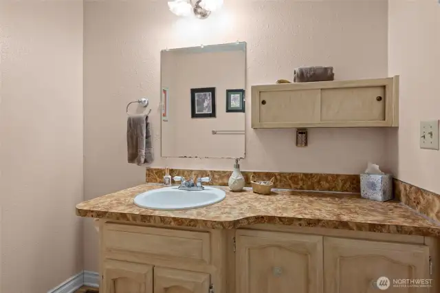 second bedroom En suite bathroom