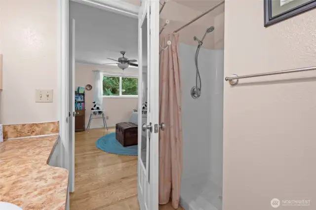 3/4 shower